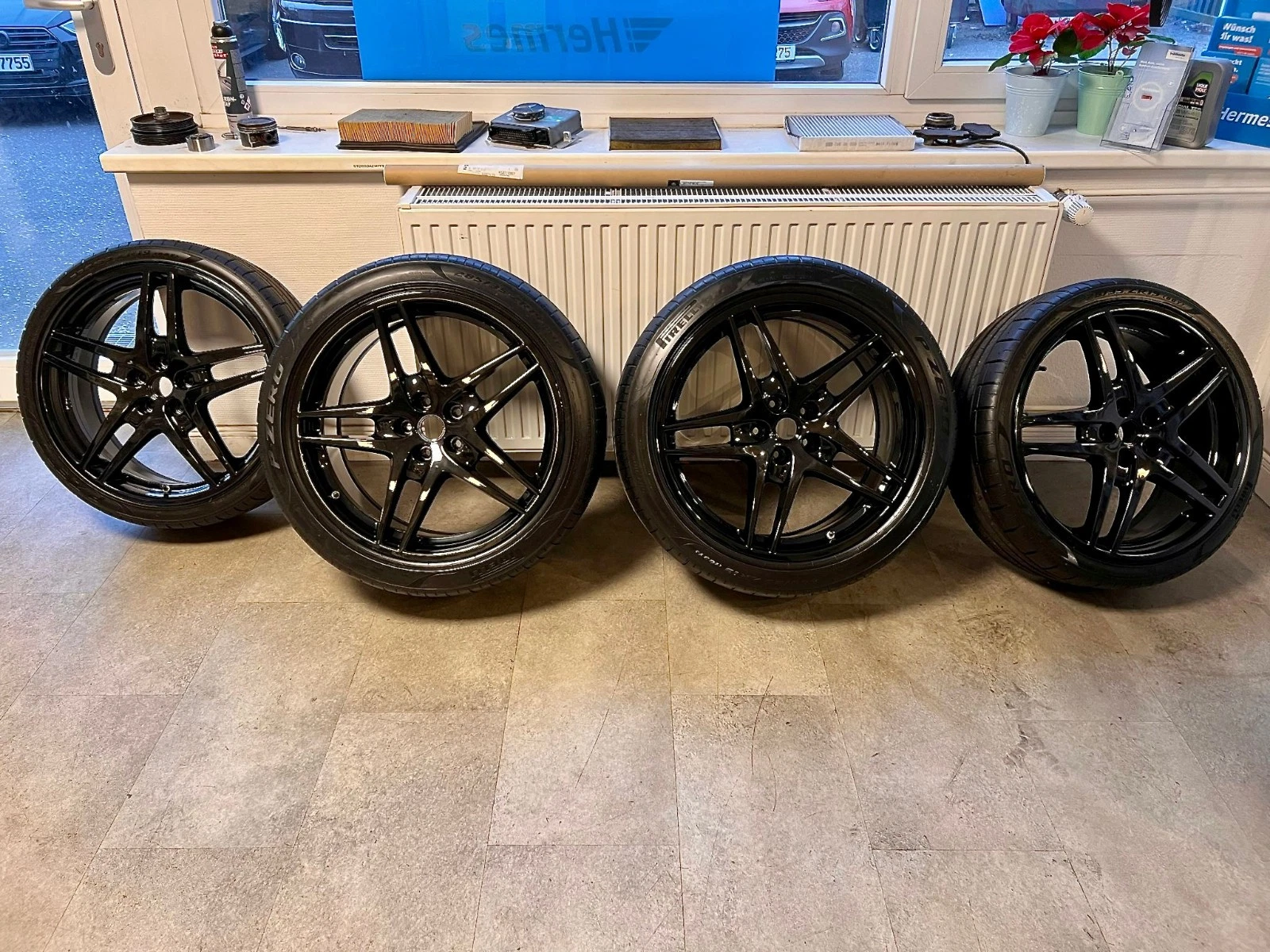 Schwarze 19-Zoll-Alufelgen mit Sommerreifen aus dem aktuellen eBay-Angebot